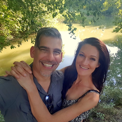 Sandra und Matthias Exl vor einem Teich